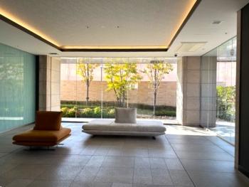 オートロックを抜けると、ソファーのあるラウンジ