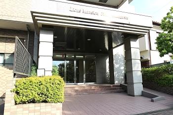 アプローチ。スロープがあります。