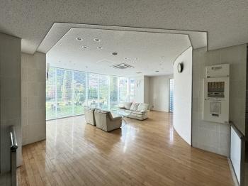 中庭と一体感があるロビー