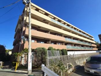 南西方向から撮影した建物外観写真