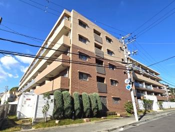 南東方向から撮影した建物外観写真