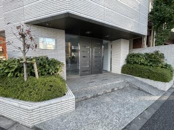 スロープ付きのエントランス