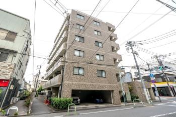 落ち着いたデザインで清潔感があり、周囲にも馴染む外観です。