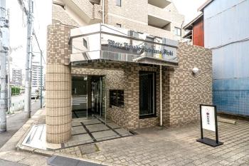 鏡面仕上げの館銘板が高級感をプラスしており、上品な雰囲気のエントランスです。