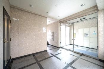 広々としたロビーは明るく清潔感あふれる空間で、住まいの第一印象を高めてくれます。