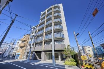 直線を基調としたマンション外観