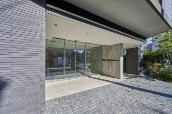 手荷物が多い時でもドアの開閉が楽な自動ドアを採用したエントランス