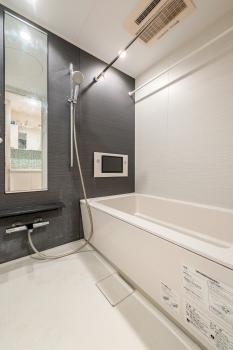 バスルームはシャープな色合いで構成されており、一日の疲れを癒してくれます