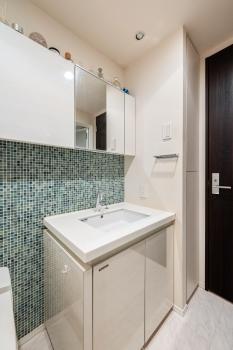 収納もたっぷりできる清潔感溢れる洗面化粧台です