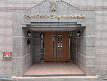 玄関は奥まっている為、雨の日の傘の開閉にも便利です。