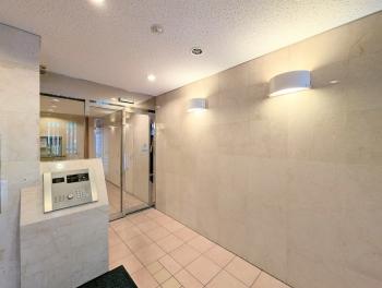 風除室には来訪者の姿が確認できるTVモニター付オートロックを採用しています。