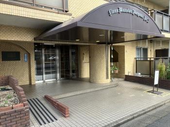 ベビーカー、荷物運びの導線が良いスロープ付きエントランス