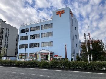 平日7:00PMまで窓口対応が可能な千鳥郵便局（約290メートル）