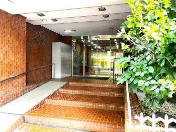 レンガ調の暖かみのあるエントランス