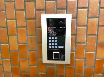 不審者や勧誘員などが建物内に立ち入るのを防いでくれるオートロック付き