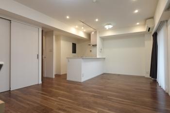 約５帖の洋室扉を開けると、より広々とお使いいただけます。