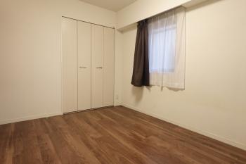 洋室１にはクロゼットがございます。