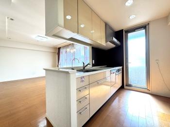 南面バルコニーに面し、勝手口のある明るいキッチン