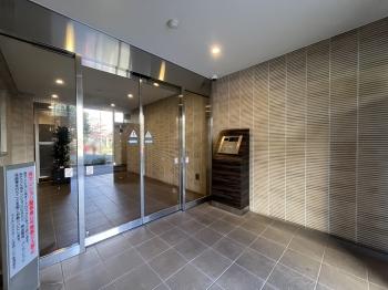 不審者や勧誘員などが建物内に立ち入るのを防いでくれるオートロック