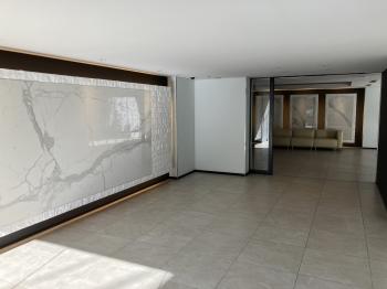 光がさしこむ明るい風除室