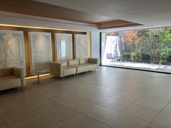 スタイリッシュなエントランスホール