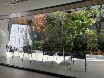 友人との歓談や読書したりできる、共用のエントランス専用庭