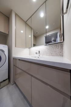 ３面鏡裏キャビネットタイプの洗面化粧台