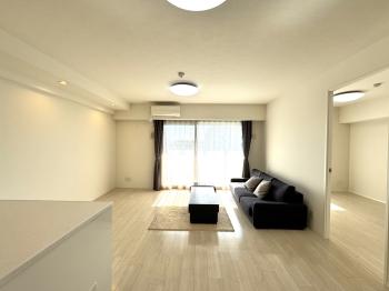 リビングダイニングには床暖房が設置されております。