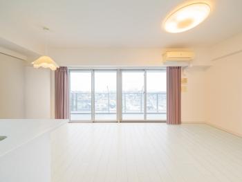 約１２．７帖の横長リビング（写真はCGで作成したリフォームイメージです）