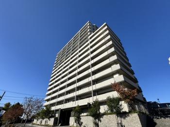 建物南東側外観。建物正面に奥行２．５メートルの歩道を設けています。