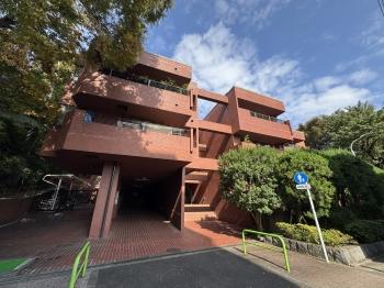 自然と調和する、重厚感と安心感を兼ね備えた低層マンション