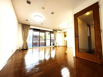 広い窓面で開放感と明るさを感じる心地よいリビング。