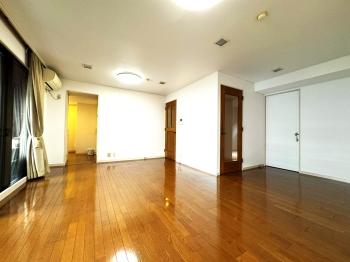 床は木目のフローリングで、奥行きがあり開放感があります。