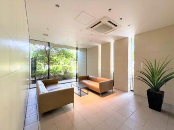 来客用の打ち合わせスペースとしても利用可能なA棟ロビー