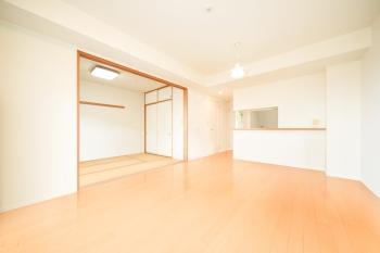 約１５．３帖のリビングダイニングキッチン（CGで加工したリフォームイメージです）