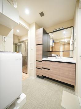 三面鏡付きの洗面台