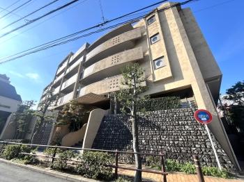 ベージュを基調としたタイル張りの外観は高級感を感じさせます。