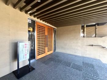 木目調のドアが落ち着いた印象を与えます。