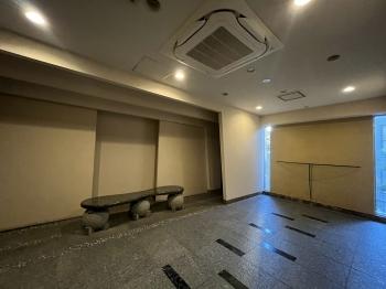 来客時の商談や、車の乗降時の待ち合わせ場所として利用できる椅子があるロビー