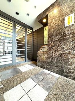 風除室の様子です。エントランスはオートロックです。