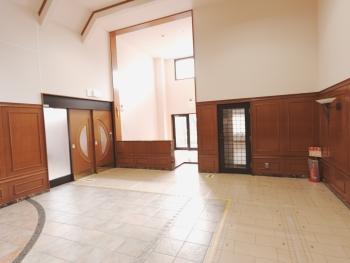 エントランスホールとキッズルーム（写真奥）