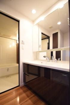 三面鏡付洗面化粧台は二人横並びでも支度ができるサイズ