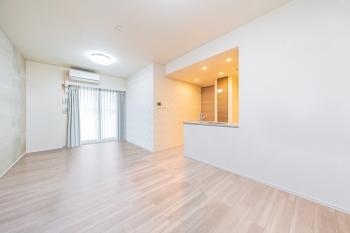 約12.7帖のリビングダイニング（CGで作成したリフォームイメージです）