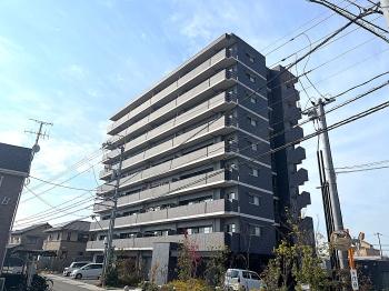 マンション外観です。2023年6月竣工の物件です。