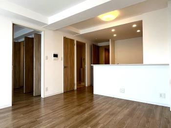 約14.3帖のリビングダイニングキッチンです。