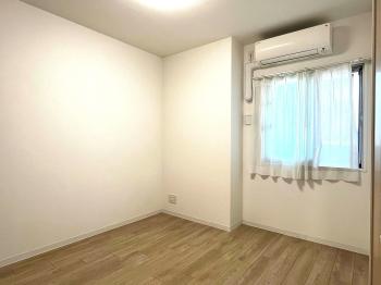 洋室（1）クロゼット付きの洋室5.2帖です。