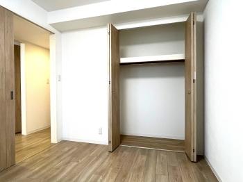 洋室（1）クロゼット付きの洋室5.2帖です。