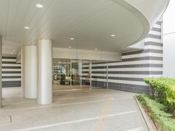 アールの庇が印象的なエントランス