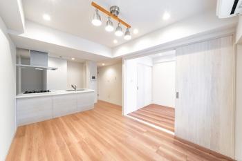 白を基調とした明るいリビングダイニング