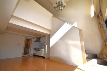 上部吹き抜けの開放的なリビング